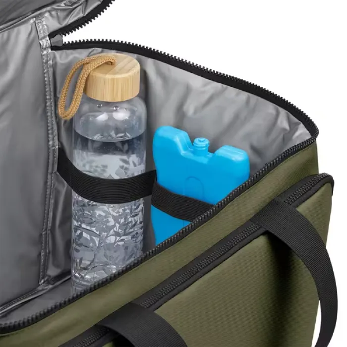 Geöffnetes Innenfach der olivfarbenen BagBase BG290 Kühltasche mit Haltebändern; Flasche und Kühlakku als Anwendungsbeispiel